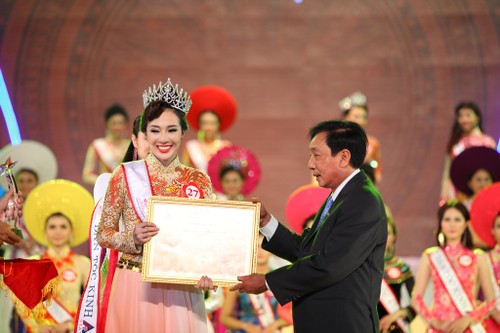 Hình ảnh đêm chung kết Hoa hậu Dân tộc 2013  - ảnh 11
